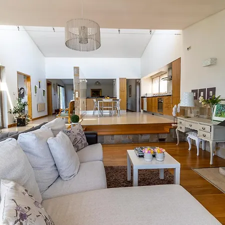 Quintinha Do Miradouro - Casa Completa Com 4 Quartos! * Mesao Frio