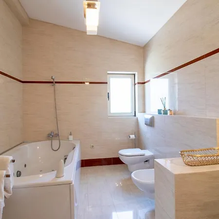 Quintinha Do Miradouro - Casa Completa Com 4 Quartos! * Mesao Frio