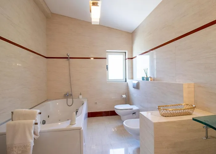 Quintinha Do Miradouro - Casa Completa Com 4 Quartos! * Mesão Frio